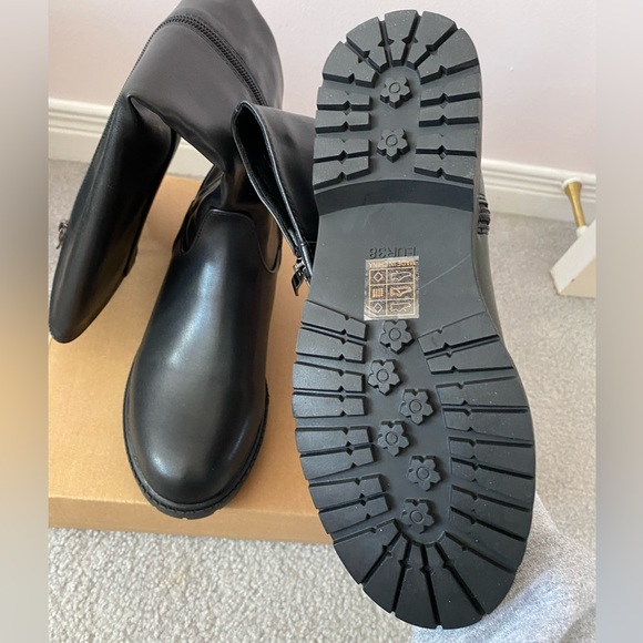 Minimalist Side Zip Boots - Picture 7 of 8